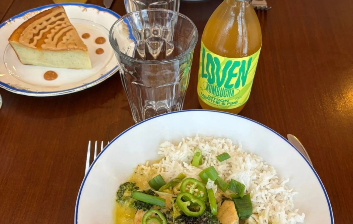 Table garnie : plats du jour, kombucha et douceurs maison