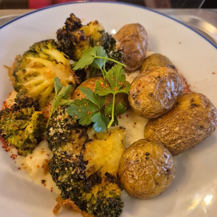 Chou-fleur rôti, brocoli et pommes de terre épicées