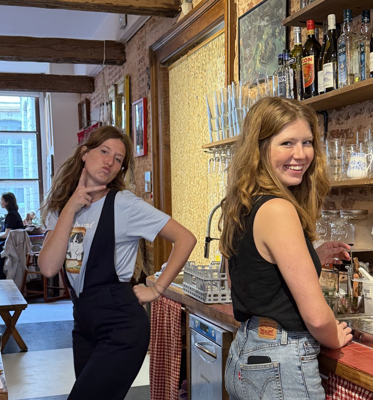 Carole et Marie, les deux sœurs, derrière le bar de DADA